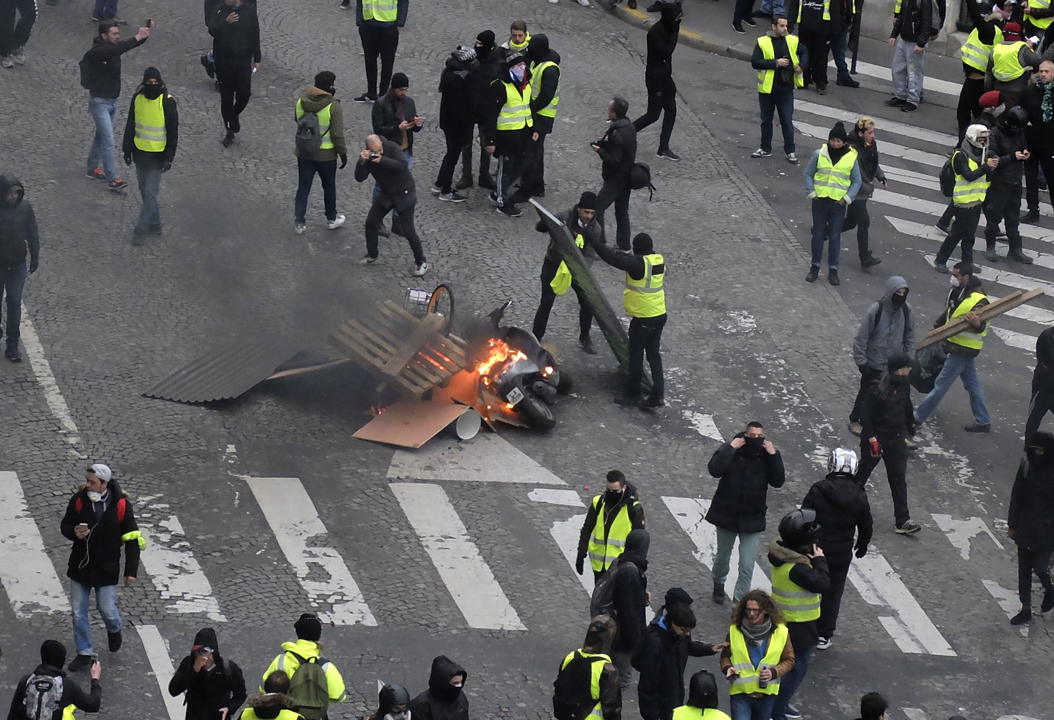 Boulevards in lockdown Hundreds of 'Yellow Vest' protesters held in