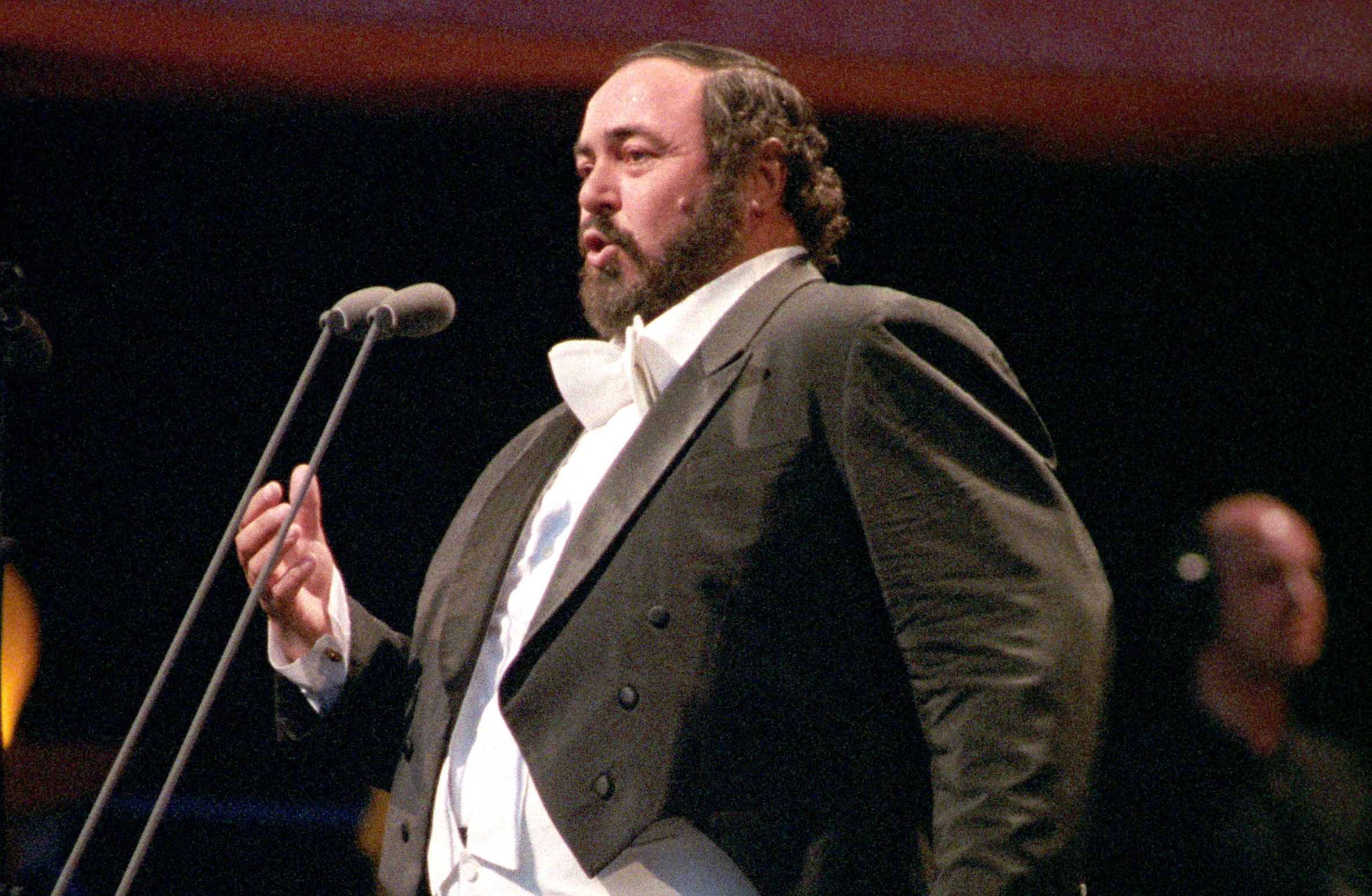 Итальянский певец 80 х толстый с бородой фото