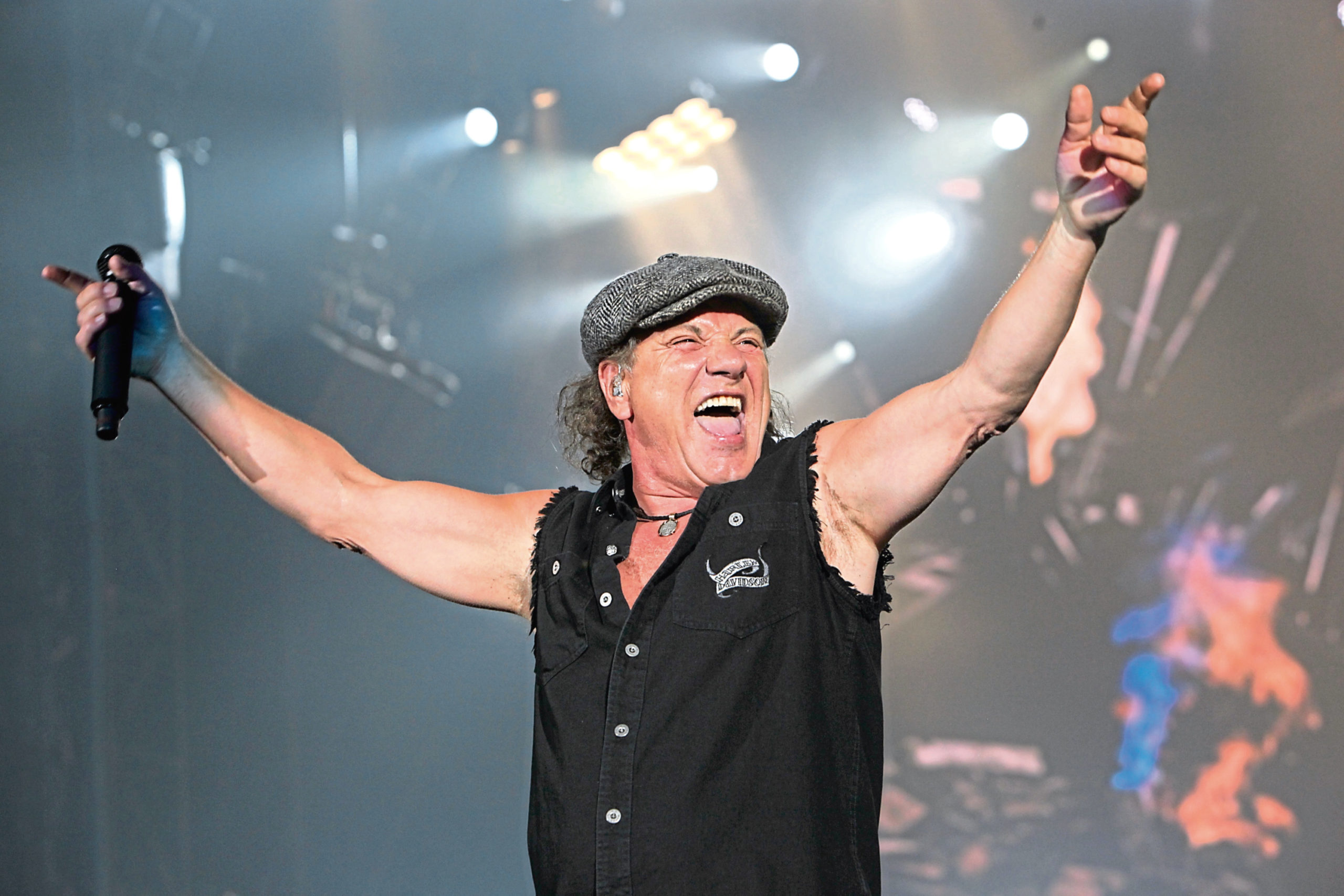 Slash brian johnson. Брайан Джонсон AC/DC. Брайан Джонсон AC/DC фото. Брайан Джонсон миллионер. Брайан Джонсон старые фото.